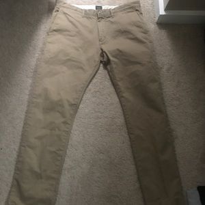 Men's khaki chino pant